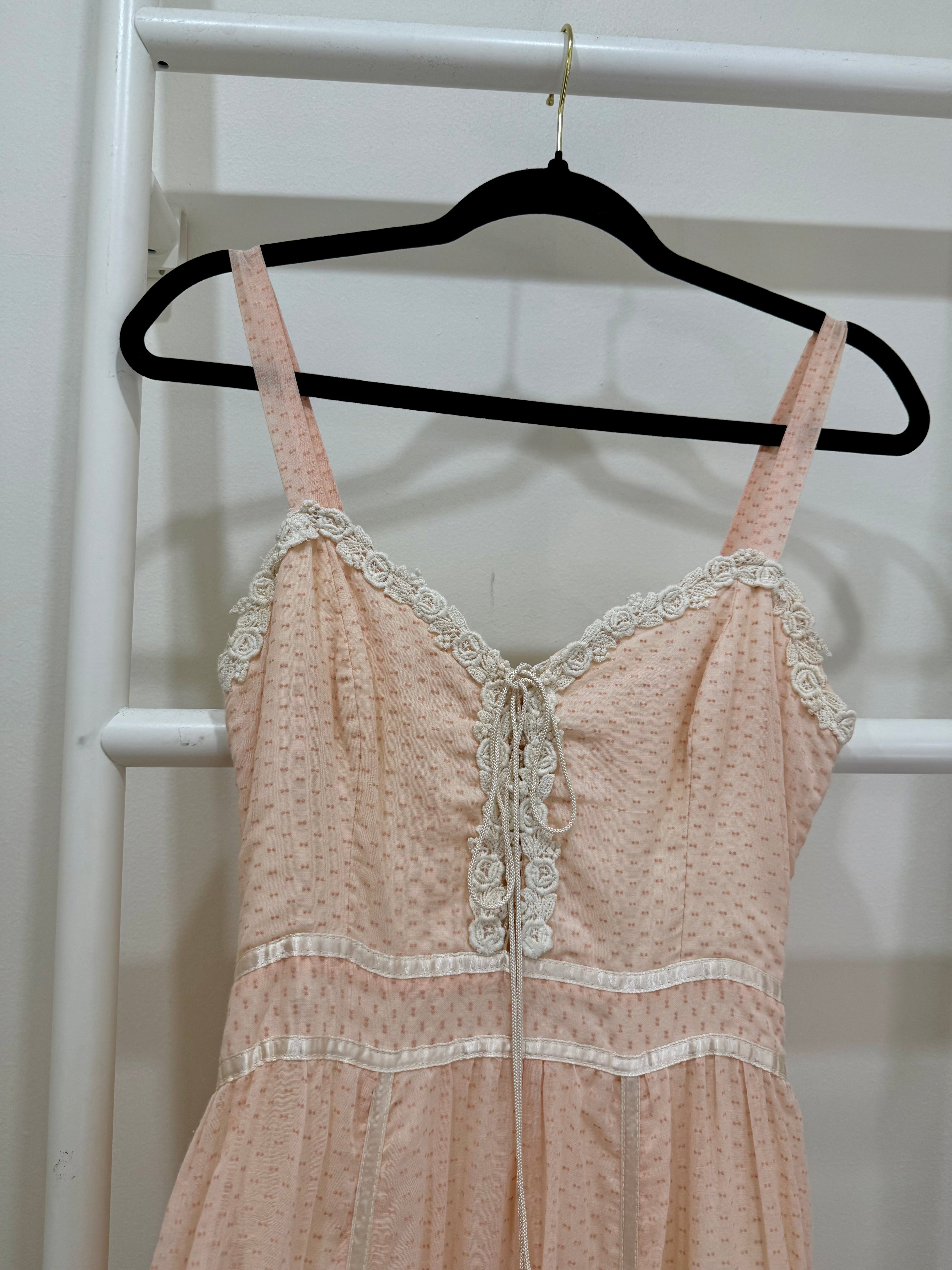 1970s Unlabelled Gunne Sax Peach Textured Bow Print Maxi Sun Dress
